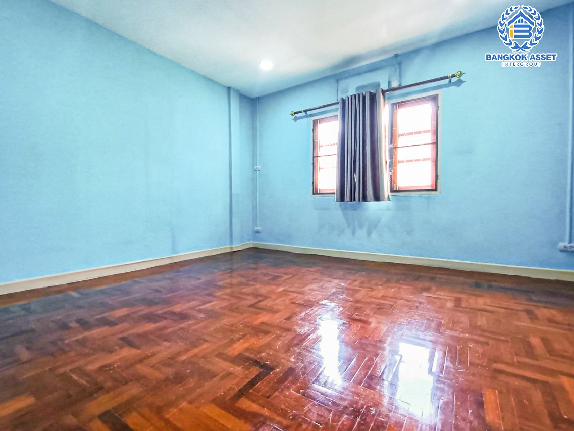 ทาวน์เฮ้าส์มือสองนนทบุรี หมู่บ้าน ลุมพินี บางบัวทอง เนื้อที่ 17 ตร.ว. ฟังก์ชัน 2 ห้องนอน 2 ห้องน้ำ 1 ที่จอดรถ แถมฟรี! 1 เครื่องปรับอากาศ 1 เครื่องทำน้ำอุ่น บนทำเลเดินทางสะดวก เพียง 7 นาทีก็ถึงรถไฟฟ้าสายสีม่วง "สถานีคลองบางไผ่" ใกล้ทางด่วน "ศรีรัช" จองเลย!