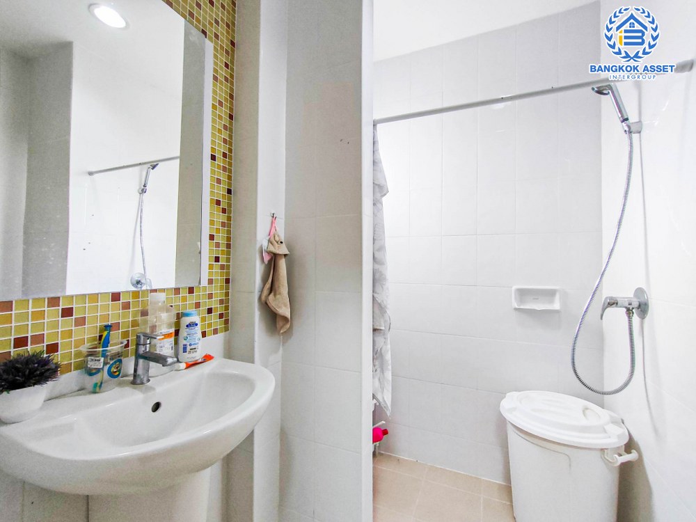 บ้านเดี่ยวมือสอง สไตล์โมเดิร์น โครงการ ลลิลอินเดอะพาร์ค บางใหญ่ ต่อเติมเต็มทั้งหลัง พร้อมอยู่ตอบโจทย์ทุกฟังก์ชัน เนื้อที่ 50 ตร.ว. ฟังก์ชัน 3 ห้องนอน 2 ห้องน้ำ 2 ที่จอดรถ บนทำเลดี เดินทางสะดวก เพียง 5 นาทีถึงรถไฟฟ้าสายสีม่วง "สถานีตลาดบางใหญ่" ใกล้ทางด่วน "ศรีรัช"...