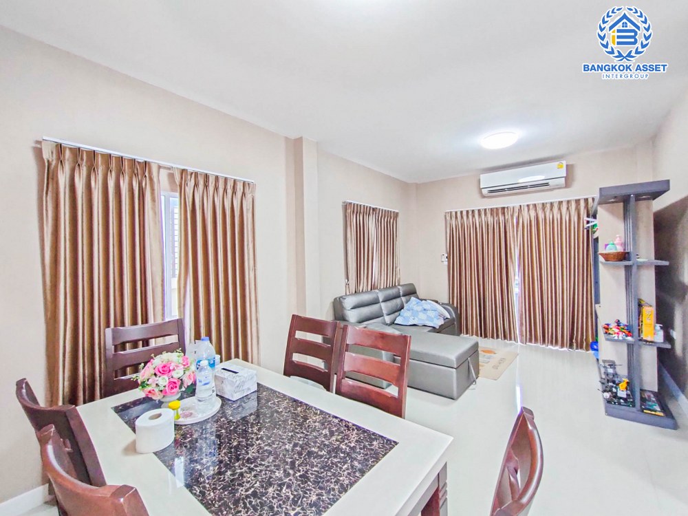 บ้านเดี่ยวมือสอง สไตล์โมเดิร์น โครงการ ลลิลอินเดอะพาร์ค บางใหญ่ ต่อเติมเต็มทั้งหลัง พร้อมอยู่ตอบโจทย์ทุกฟังก์ชัน เนื้อที่ 50 ตร.ว. ฟังก์ชัน 3 ห้องนอน 2 ห้องน้ำ 2 ที่จอดรถ บนทำเลดี เดินทางสะดวก เพียง 5 นาทีถึงรถไฟฟ้าสายสีม่วง "สถานีตลาดบางใหญ่" ใกล้ทางด่วน "ศรีรัช"...