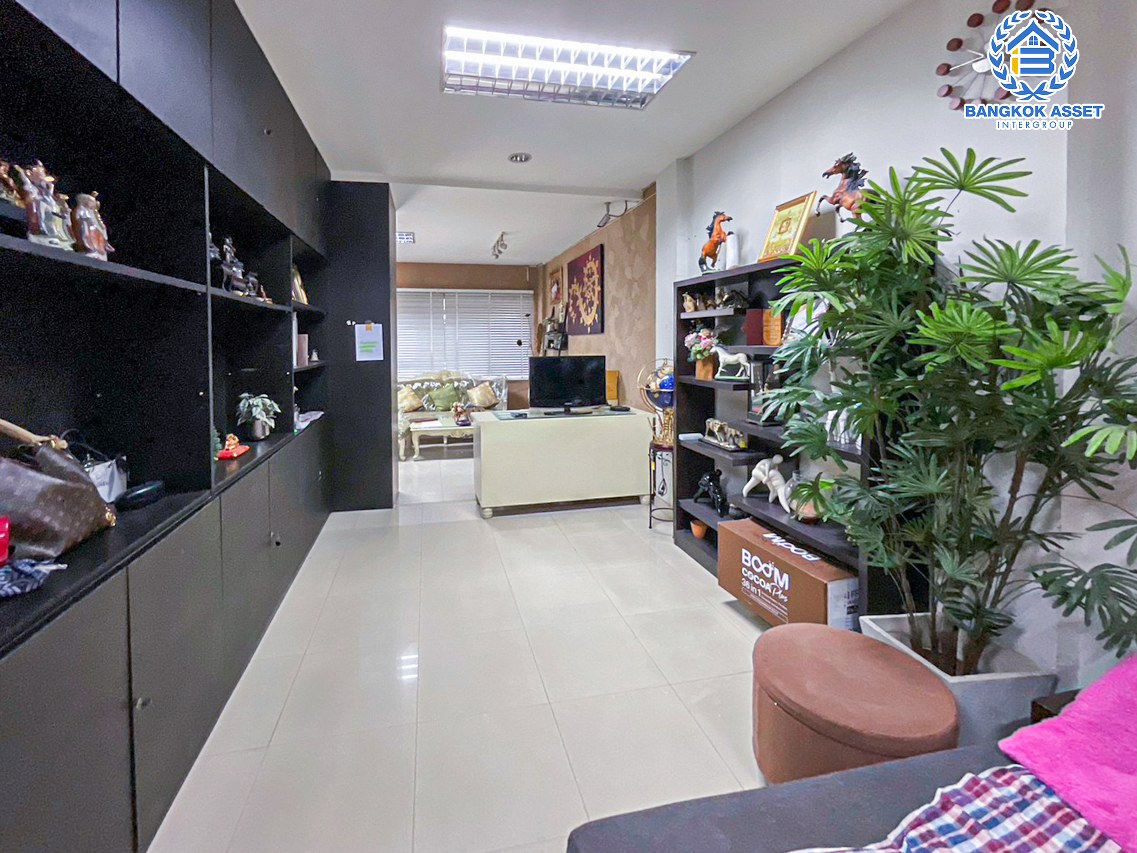 *****ทาวน์โฮมมือสองกรุงเทพมหานคร โครงการ บ้านกลางเมือง มอนติคาร์โล-รัชวิภา เนื้อที่กว้าง 21.3 ตร.ว. ฟังก์ชัน 3 ห้องนอน 4 ห้องน้ำ 2 ที่จอดรถ ตกแต่งใหม่ พร้อมอยู่ บนทำเลเยี่ยม เชื่อมต่อถนนวิภาวดีรังสิต เพียง 6 นาทีก็ถึงรถไฟฟ้าสายสีแดง "สถานีวัดเสมียนนารี" และใกล้ทางด่วน "ประชานุกูล"