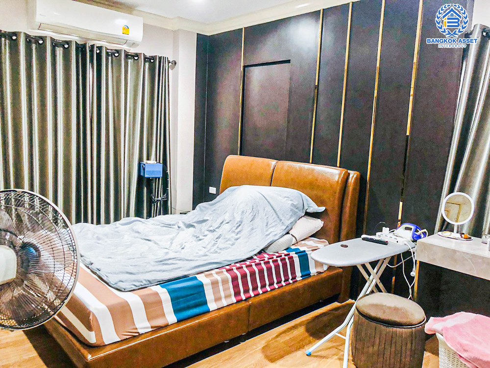 *****บ้านแฝดมือสอง โครงการ เวนิวโฟลว์ พระราม5 พร้อมอยู่ เนื้อที่ 38.80 ตร.ว. ฟังก์ชัน 3 ห้องนอน 3 ห้องน้ำ จอดรถได้ 2 คัน บนทำเลแห่งการเดินทาง เชื่อมถนนนครอินทร์ ใกล้โครงการรถไฟฟ้าสายสีม่วง "สถานีแยกติวานนท์" และจุดขึ้นทางด่วน "งามวงศ์วาน"