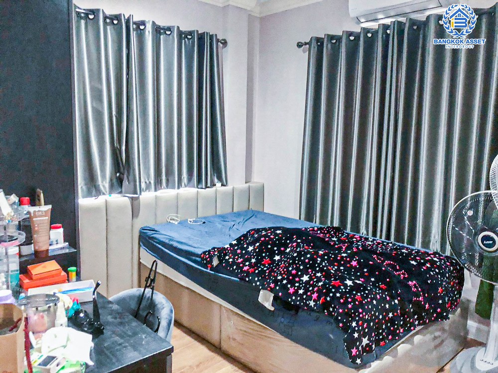 *****บ้านแฝดมือสอง โครงการ เวนิวโฟลว์ พระราม5 พร้อมอยู่ เนื้อที่ 38.80 ตร.ว. ฟังก์ชัน 3 ห้องนอน 3 ห้องน้ำ จอดรถได้ 2 คัน บนทำเลแห่งการเดินทาง เชื่อมถนนนครอินทร์ ใกล้โครงการรถไฟฟ้าสายสีม่วง "สถานีแยกติวานนท์" และจุดขึ้นทางด่วน "งามวงศ์วาน"