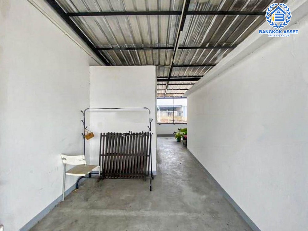 *****อาคารพาณิชย์ 4 ชั้น ซอยรามคำแหง24 เนื้อที่กว้างกว่า 40 ตร.ว. ฟังก์ชัน 12 ห้องนอน 14 ห้องน้ำ 2 ที่จอดรถ อาคารพาณิชย์ทำเลใจกลางเมือง เหมาะสำหรับเปิดธุรกิจ เชื่อมต่อถนนรามคำแหง ใกล้โครงการรถไฟฟ้าสายสีส้ม "สถานีรามคำแหง" และจุดขึ้นทางด่วน "พระราม9"