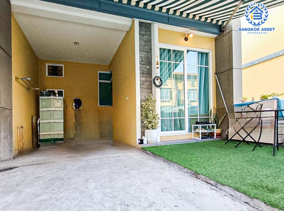 *****ทาวน์เฮ้าส์มือสองกรุงเทพมหานคร โครงการ โกลเด้นทาวน์ บางแค หลังมุม! เนื้อที่ 16.7 ตร.ว. ฟังก์ชัน 3 ห้องนอน 2 ห้องน้ำ 1 ที่จอดรถ แถมฟรี! 4 เครื่องปรับอากาศ 1 เครื่องทำน้ำอุ่น และเฟอร์นิเจอร์ทั้งหลัง บนทำเลเชื่อมต่อถนนกาญจนาภิเษก ใกล้รถไฟฟ้าสายสีน้ำเงิน "สถานีหลักสอง" และทางด่วน "พระราม 2"