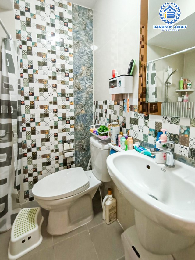 *****ทาวน์เฮ้าส์มือสองกรุงเทพมหานคร โครงการ โกลเด้นทาวน์ บางแค หลังมุม! เนื้อที่ 16.7 ตร.ว. ฟังก์ชัน 3 ห้องนอน 2 ห้องน้ำ 1 ที่จอดรถ แถมฟรี! 4 เครื่องปรับอากาศ 1 เครื่องทำน้ำอุ่น และเฟอร์นิเจอร์ทั้งหลัง บนทำเลเชื่อมต่อถนนกาญจนาภิเษก ใกล้รถไฟฟ้าสายสีน้ำเงิน "สถานีหลักสอง" และทางด่วน "พระราม 2"