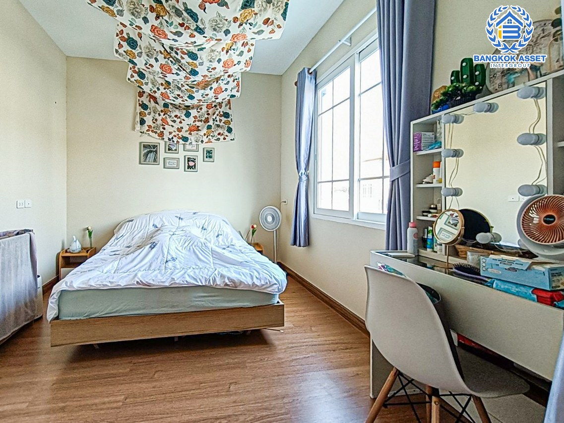 *****ทาวน์เฮ้าส์มือสองกรุงเทพมหานคร โครงการ โกลเด้นทาวน์ บางแค หลังมุม! เนื้อที่ 16.7 ตร.ว. ฟังก์ชัน 3 ห้องนอน 2 ห้องน้ำ 1 ที่จอดรถ แถมฟรี! 4 เครื่องปรับอากาศ 1 เครื่องทำน้ำอุ่น และเฟอร์นิเจอร์ทั้งหลัง บนทำเลเชื่อมต่อถนนกาญจนาภิเษก ใกล้รถไฟฟ้าสายสีน้ำเงิน "สถานีหลักสอง" และทางด่วน "พระราม 2"