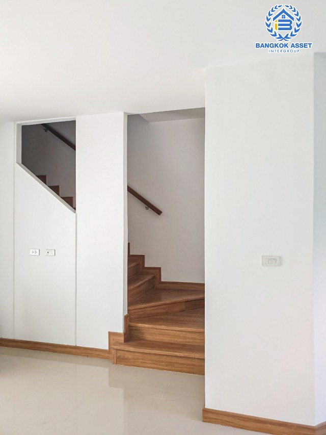 *****ทาวน์เฮ้าส์มือสองนนทบุรี หมู่บ้าน ลภาวัน23 สะพานนนทบุรี-บางบัวทอง เนื้อที่เกือบ 19 ตร.ว. ฟังก์ชัน 3 ห้องนอน 2 ห้องน้ำ 2 ที่จอดรถ บ้านใหม่ ไม่เคยเข้าอยู่ บนทำเลแห่งการเดินทาง เชื่อมต่อ ถนนสะพานนนทบุรี-บางบัวทอง, ถนนชัยพฤกษ์, ถนนศรีสมาน, ถนนราชพฤกษ์ จองเลย!