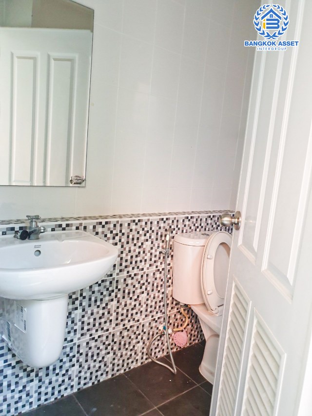 *****ทาวน์เฮ้าส์มือสองนนทบุรี หมู่บ้าน ลภาวัน23 สะพานนนทบุรี-บางบัวทอง เนื้อที่เกือบ 19 ตร.ว. ฟังก์ชัน 3 ห้องนอน 2 ห้องน้ำ 2 ที่จอดรถ บ้านใหม่ ไม่เคยเข้าอยู่ บนทำเลแห่งการเดินทาง เชื่อมต่อ ถนนสะพานนนทบุรี-บางบัวทอง, ถนนชัยพฤกษ์, ถนนศรีสมาน, ถนนราชพฤกษ์ จองเลย!