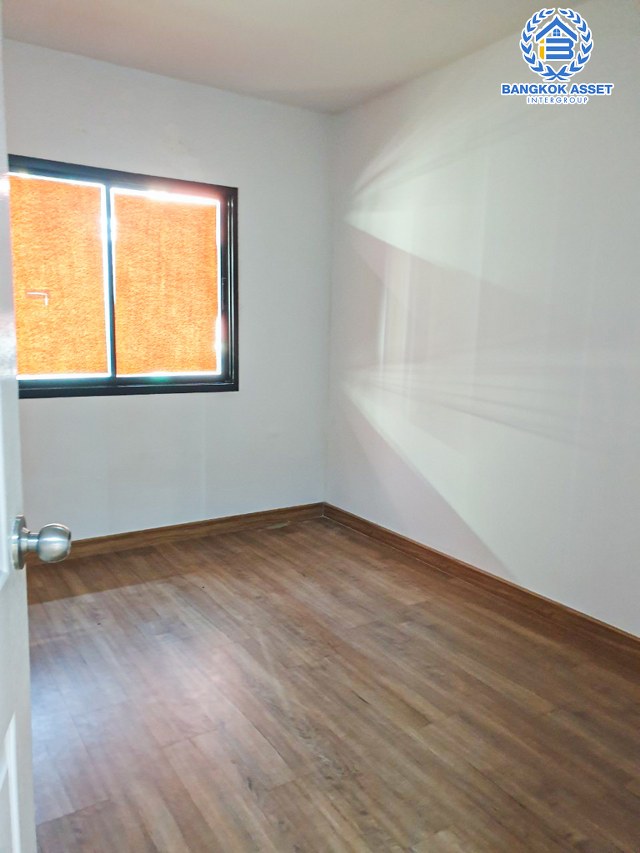 *****ทาวน์เฮ้าส์มือสองนนทบุรี หมู่บ้าน ลภาวัน23 สะพานนนทบุรี-บางบัวทอง เนื้อที่เกือบ 19 ตร.ว. ฟังก์ชัน 3 ห้องนอน 2 ห้องน้ำ 2 ที่จอดรถ บ้านใหม่ ไม่เคยเข้าอยู่ บนทำเลแห่งการเดินทาง เชื่อมต่อ ถนนสะพานนนทบุรี-บางบัวทอง, ถนนชัยพฤกษ์, ถนนศรีสมาน, ถนนราชพฤกษ์ จองเลย!