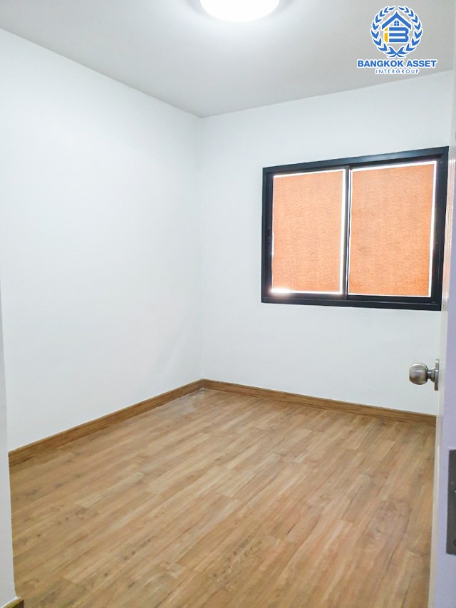 *****ทาวน์เฮ้าส์มือสองนนทบุรี หมู่บ้าน ลภาวัน23 สะพานนนทบุรี-บางบัวทอง เนื้อที่เกือบ 19 ตร.ว. ฟังก์ชัน 3 ห้องนอน 2 ห้องน้ำ 2 ที่จอดรถ บ้านใหม่ ไม่เคยเข้าอยู่ บนทำเลแห่งการเดินทาง เชื่อมต่อ ถนนสะพานนนทบุรี-บางบัวทอง, ถนนชัยพฤกษ์, ถนนศรีสมาน, ถนนราชพฤกษ์ จองเลย!