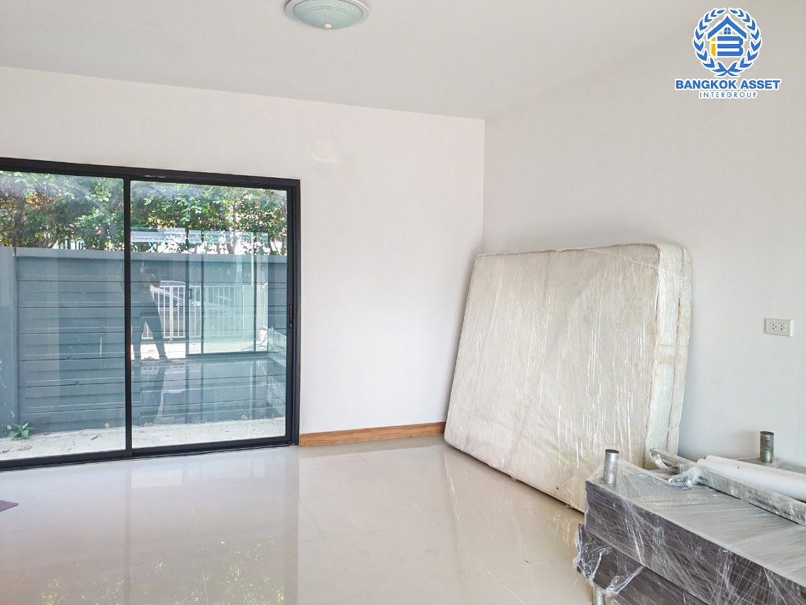 *****ทาวน์เฮ้าส์มือสองนนทบุรี หมู่บ้าน ลภาวัน23 สะพานนนทบุรี-บางบัวทอง เนื้อที่เกือบ 19 ตร.ว. ฟังก์ชัน 3 ห้องนอน 2 ห้องน้ำ 2 ที่จอดรถ บ้านใหม่ ไม่เคยเข้าอยู่ บนทำเลแห่งการเดินทาง เชื่อมต่อ ถนนสะพานนนทบุรี-บางบัวทอง, ถนนชัยพฤกษ์, ถนนศรีสมาน, ถนนราชพฤกษ์ จองเลย!