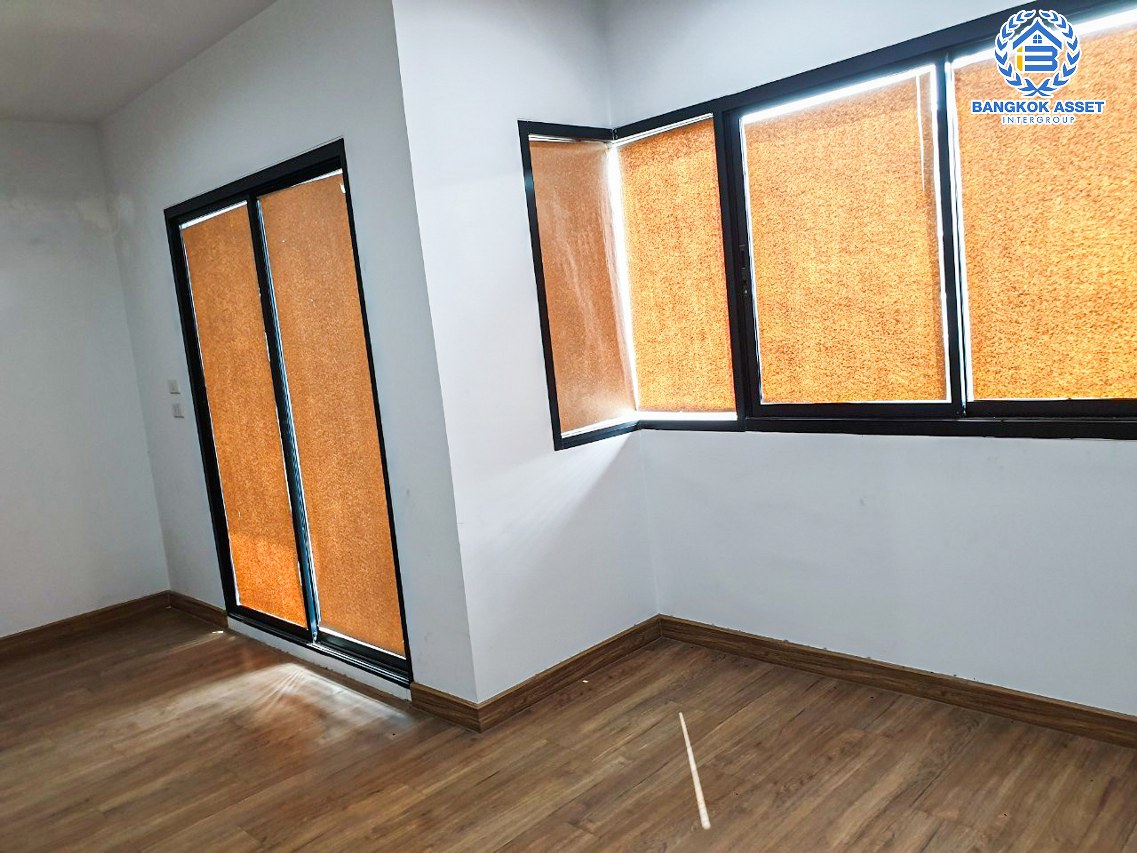 *****ทาวน์เฮ้าส์มือสองนนทบุรี หมู่บ้าน ลภาวัน23 สะพานนนทบุรี-บางบัวทอง เนื้อที่เกือบ 19 ตร.ว. ฟังก์ชัน 3 ห้องนอน 2 ห้องน้ำ 2 ที่จอดรถ บ้านใหม่ ไม่เคยเข้าอยู่ บนทำเลแห่งการเดินทาง เชื่อมต่อ ถนนสะพานนนทบุรี-บางบัวทอง, ถนนชัยพฤกษ์, ถนนศรีสมาน, ถนนราชพฤกษ์ จองเลย!