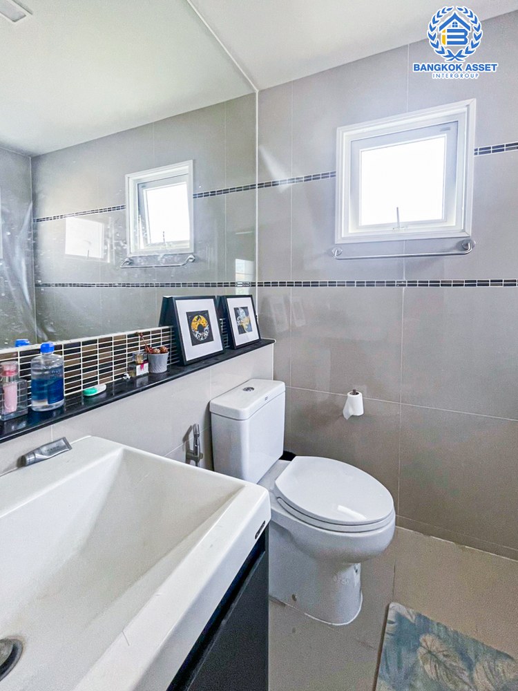 *****บ้านเดี่ยวมือสอง โครงการ สราญสิริ ติวานนท์-แจ้งวัฒนะ2 เนื้อที่ 52.90 ตร.ว. ฟังก์ชัน 3 ห้องนอน 3 ห้องน้ำ จอดรถได้ 2 คัน ดีไซน์ตอบโจทย์ทุกไลฟ์สไตล์  Living ชั้นบนกว้างขวาง โครงการทำเลติดถนนใหญ่ เชื่อมต่อถนนแจ้งวัฒนะ ถนนติวานนท์ ใกล้จุดขึ้น-ลงทางด่วน "ศรีสมาน"