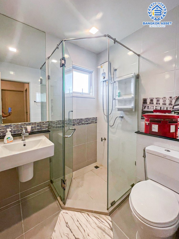 *****บ้านเดี่ยวมือสอง โครงการ สราญสิริ ติวานนท์-แจ้งวัฒนะ2 เนื้อที่ 52.90 ตร.ว. ฟังก์ชัน 3 ห้องนอน 3 ห้องน้ำ จอดรถได้ 2 คัน ดีไซน์ตอบโจทย์ทุกไลฟ์สไตล์  Living ชั้นบนกว้างขวาง โครงการทำเลติดถนนใหญ่ เชื่อมต่อถนนแจ้งวัฒนะ ถนนติวานนท์ ใกล้จุดขึ้น-ลงทางด่วน "ศรีสมาน"