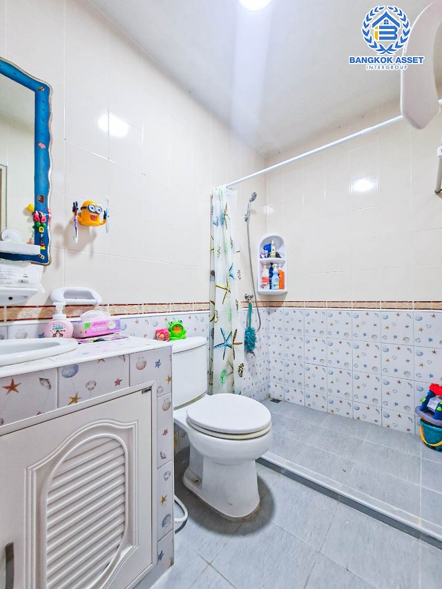 *****ทาวน์เฮ้าส์มือสองปทุมธานี หมู่บ้าน ซื่อตรง รังสิต-คลอง3 เนื้อที่กว้าง 33.3 ตร.ว. ฟังก์ชัน 3 ห้องนอน 2 ห้องน้ำ 2 ที่จอดรถ บ้านสภาพดี แถมฟรี! เครื่องปรับอากาศ, เครื่องทำน้ำอุ่น และเครื่องดูดควัน บนทำเลใกล้ดรีมเวิล์ด จะเข้าเมืองก็ได้ จะไปต่างจังหวัดก็สะดวก เชื่อมต่อถนนรังสิต-นครนายก, ถนนพหลโยธิน ใกล้ฟิวเจอร์พาร์ค รังสิต