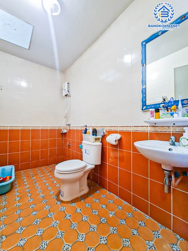 *****ทาวน์เฮ้าส์มือสองปทุมธานี หมู่บ้าน ซื่อตรง รังสิต-คลอง3 เนื้อที่กว้าง 33.3 ตร.ว. ฟังก์ชัน 3 ห้องนอน 2 ห้องน้ำ 2 ที่จอดรถ บ้านสภาพดี แถมฟรี! เครื่องปรับอากาศ, เครื่องทำน้ำอุ่น และเครื่องดูดควัน บนทำเลใกล้ดรีมเวิล์ด จะเข้าเมืองก็ได้ จะไปต่างจังหวัดก็สะดวก เชื่อมต่อถนนรังสิต-นครนายก, ถนนพหลโยธิน ใกล้ฟิวเจอร์พาร์ค รังสิต