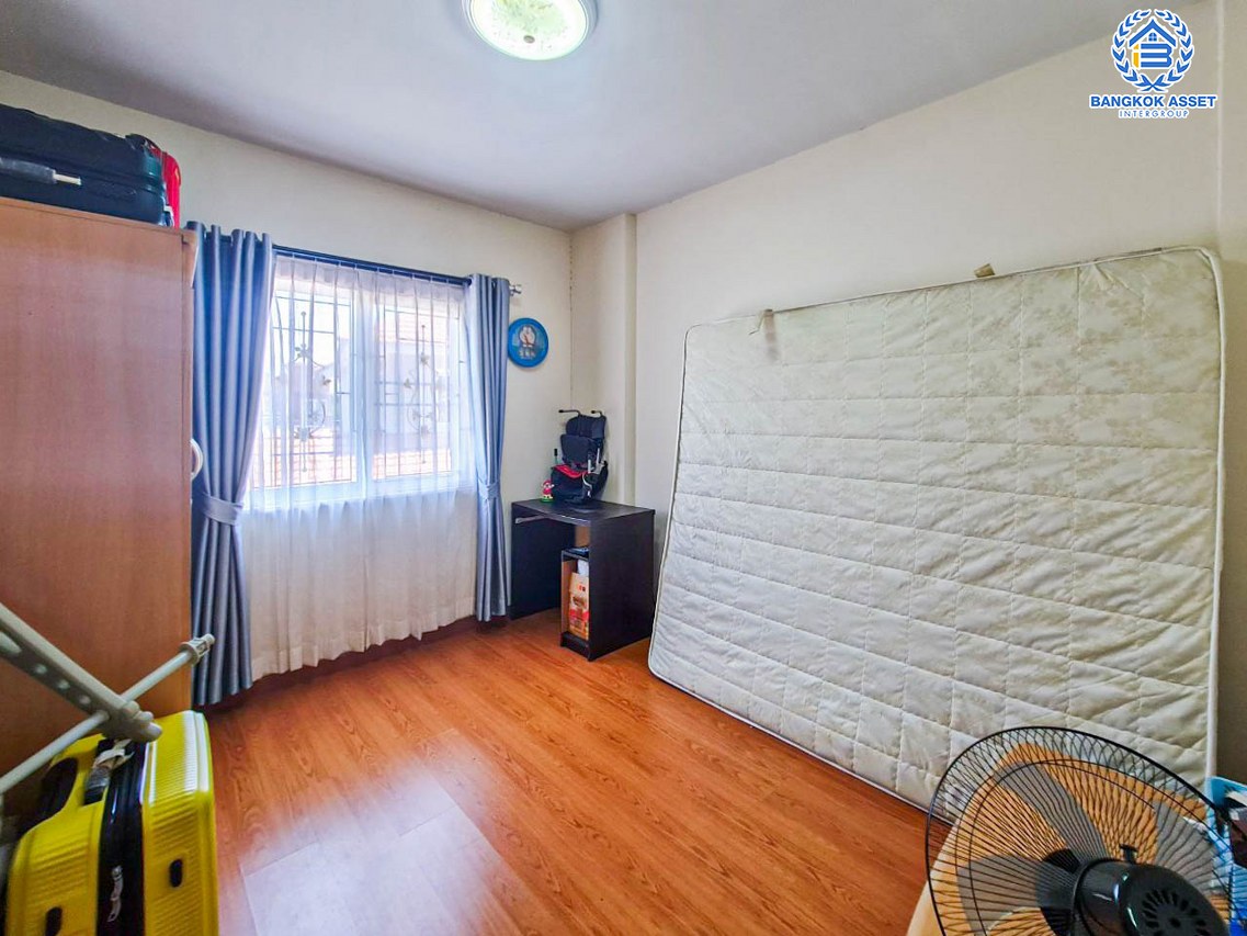 *****ทาวน์เฮ้าส์มือสองปทุมธานี หมู่บ้าน ซื่อตรง รังสิต-คลอง3 เนื้อที่กว้าง 33.3 ตร.ว. ฟังก์ชัน 3 ห้องนอน 2 ห้องน้ำ 2 ที่จอดรถ บ้านสภาพดี แถมฟรี! เครื่องปรับอากาศ, เครื่องทำน้ำอุ่น และเครื่องดูดควัน บนทำเลใกล้ดรีมเวิล์ด จะเข้าเมืองก็ได้ จะไปต่างจังหวัดก็สะดวก เชื่อมต่อถนนรังสิต-นครนายก, ถนนพหลโยธิน ใกล้ฟิวเจอร์พาร์ค รังสิต