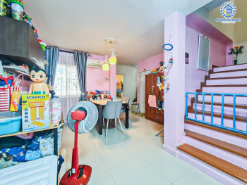 *****ทาวน์เฮ้าส์มือสองปทุมธานี หมู่บ้าน ซื่อตรง รังสิต-คลอง3 เนื้อที่กว้าง 33.3 ตร.ว. ฟังก์ชัน 3 ห้องนอน 2 ห้องน้ำ 2 ที่จอดรถ บ้านสภาพดี แถมฟรี! เครื่องปรับอากาศ, เครื่องทำน้ำอุ่น และเครื่องดูดควัน บนทำเลใกล้ดรีมเวิล์ด จะเข้าเมืองก็ได้ จะไปต่างจังหวัดก็สะดวก เชื่อมต่อถนนรังสิต-นครนายก, ถนนพหลโยธิน ใกล้ฟิวเจอร์พาร์ค รังสิต