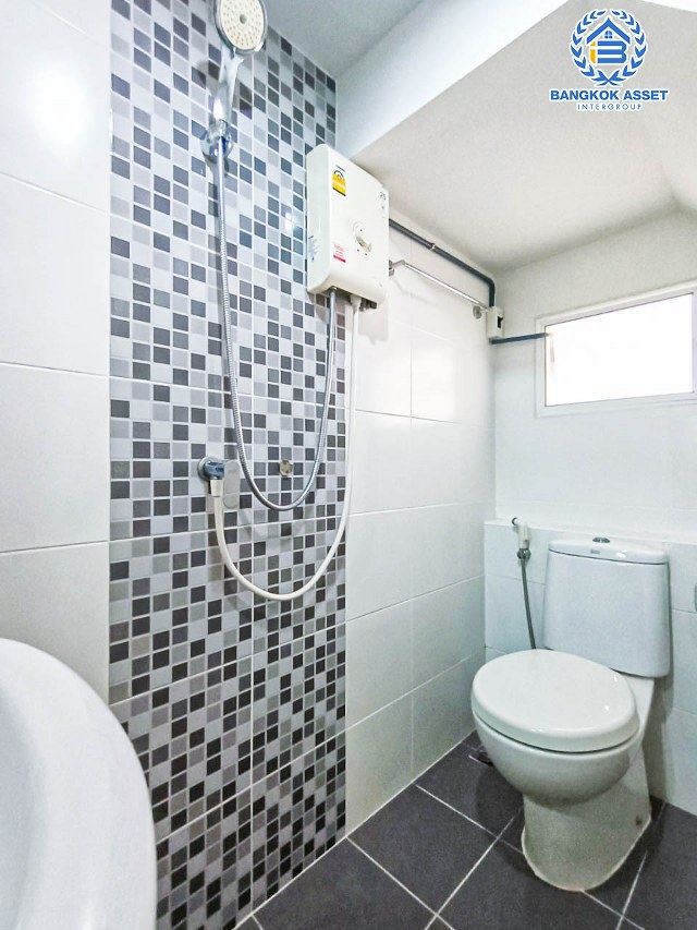 ทาวน์เฮ้าส์มือสองปทุมธานี โครงการ เจทาวน์ รังสิต-คลอง1 เนื้อที่เกือบ 18 ตร.ว. ฟังก์ชัน 4 ห้องนอน 2 ห้องน้ำ 1 ที่จอดรถ แถมฟรี! 4 เครื่องปรับอากาศ บนทำเลเข้า-ออกกรุงเทพฯ สะดวกสุดๆ เชื่อมต่อ ถนนรังสิต-นครนายก, ถนนพหลโยธิน ใกล้รถไฟฟ้าสายสีแดง "สถานีรังสิต" จองเลย!