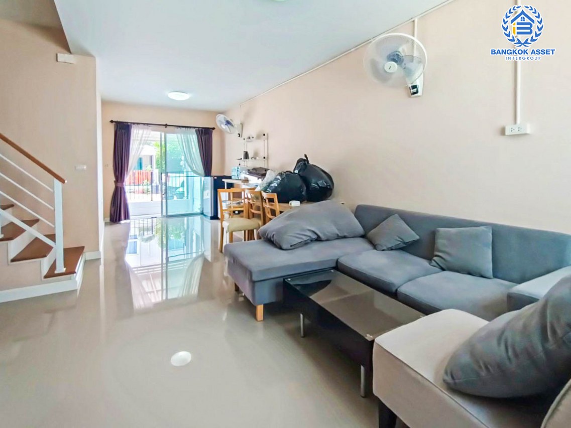 ทาวน์เฮ้าส์มือสองปทุมธานี โครงการ เจทาวน์ รังสิต-คลอง1 เนื้อที่เกือบ 18 ตร.ว. ฟังก์ชัน 4 ห้องนอน 2 ห้องน้ำ 1 ที่จอดรถ แถมฟรี! 4 เครื่องปรับอากาศ บนทำเลเข้า-ออกกรุงเทพฯ สะดวกสุดๆ เชื่อมต่อ ถนนรังสิต-นครนายก, ถนนพหลโยธิน ใกล้รถไฟฟ้าสายสีแดง "สถานีรังสิต" จองเลย!