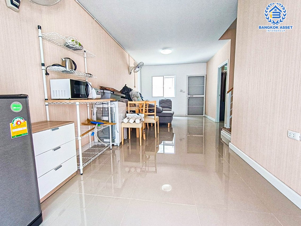 ทาวน์เฮ้าส์มือสองปทุมธานี โครงการ เจทาวน์ รังสิต-คลอง1 เนื้อที่เกือบ 18 ตร.ว. ฟังก์ชัน 4 ห้องนอน 2 ห้องน้ำ 1 ที่จอดรถ แถมฟรี! 4 เครื่องปรับอากาศ บนทำเลเข้า-ออกกรุงเทพฯ สะดวกสุดๆ เชื่อมต่อ ถนนรังสิต-นครนายก, ถนนพหลโยธิน ใกล้รถไฟฟ้าสายสีแดง "สถานีรังสิต" จองเลย!