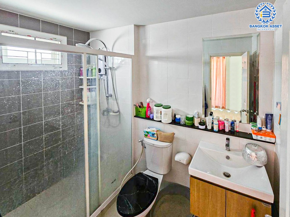 *****บ้านแฝดมือสอง โครงการ เดอะวิลเลจ กาญจนาภิเษก-ราชพฤกษ์2 เนื้อที่กว้าง 30 ตร.ว. ฟังก์ชัน 3 ห้องนอน 2 ห้องน้ำ 2 ที่จอดรถ มีพื้นที่กว้าง ภายในสภาพดีมาก ตกแต่งเรียบทันสมัย บนทำเลแห่งการเดินทาง เชื่อมต่อถนนชัยพฤกษ์, ถนนกาญจนาภิเษก, ถนนบ้านกล้วย-ไทรน้อย ใกล้รถไฟฟ้าสายสีม่วง "สถานีคลองบางไผ่"