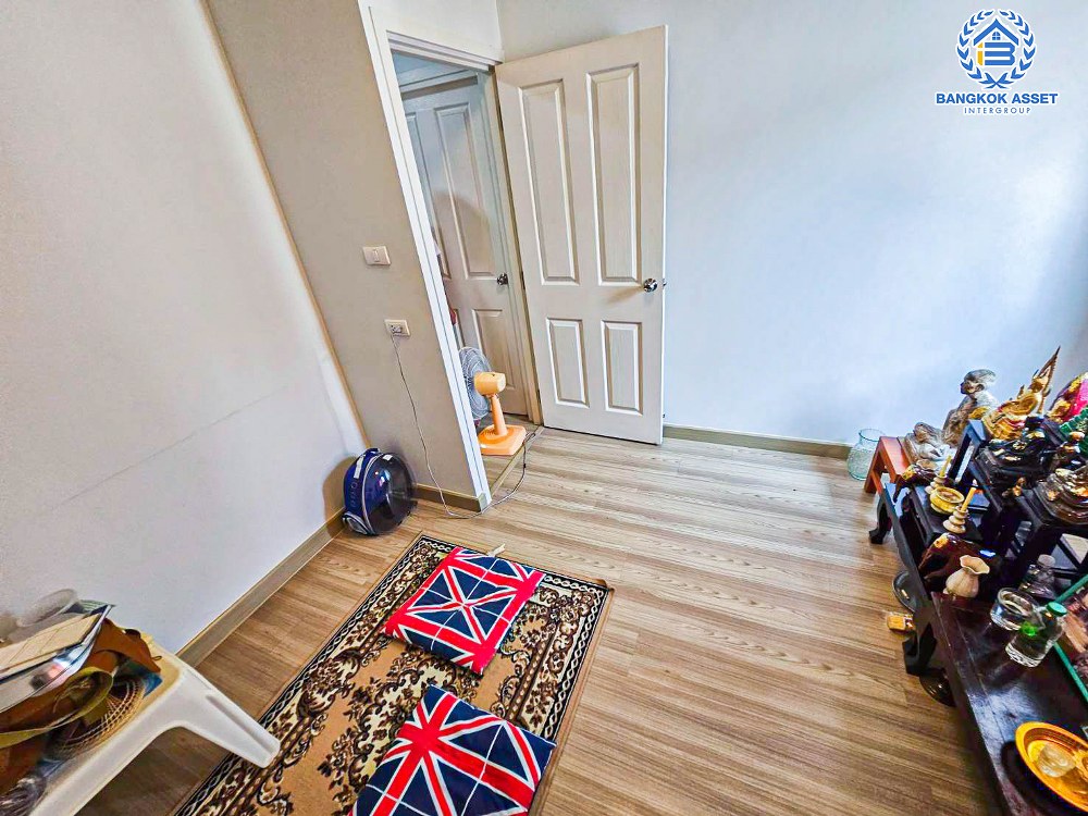 *****บ้านแฝดมือสอง โครงการ เดอะวิลเลจ กาญจนาภิเษก-ราชพฤกษ์2 เนื้อที่กว้าง 30 ตร.ว. ฟังก์ชัน 3 ห้องนอน 2 ห้องน้ำ 2 ที่จอดรถ มีพื้นที่กว้าง ภายในสภาพดีมาก ตกแต่งเรียบทันสมัย บนทำเลแห่งการเดินทาง เชื่อมต่อถนนชัยพฤกษ์, ถนนกาญจนาภิเษก, ถนนบ้านกล้วย-ไทรน้อย ใกล้รถไฟฟ้าสายสีม่วง "สถานีคลองบางไผ่"