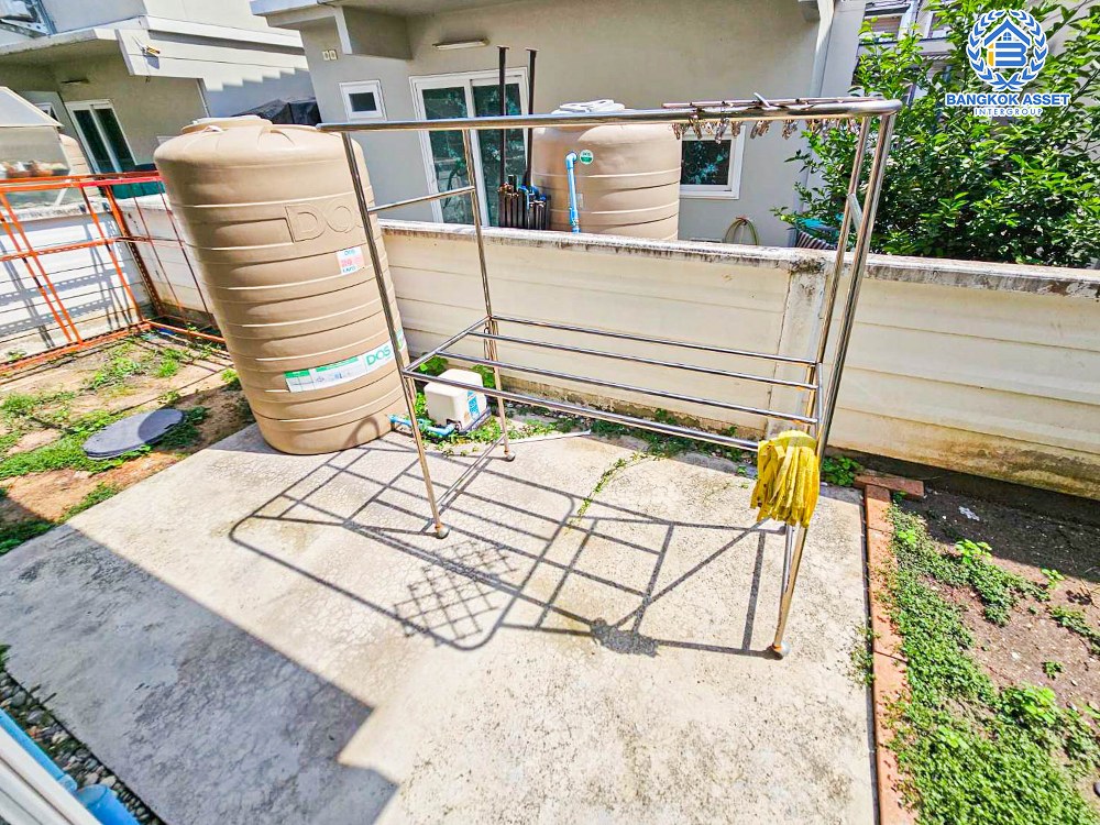 *****บ้านแฝดมือสอง โครงการ เดอะวิลเลจ กาญจนาภิเษก-ราชพฤกษ์2 เนื้อที่กว้าง 30 ตร.ว. ฟังก์ชัน 3 ห้องนอน 2 ห้องน้ำ 2 ที่จอดรถ มีพื้นที่กว้าง ภายในสภาพดีมาก ตกแต่งเรียบทันสมัย บนทำเลแห่งการเดินทาง เชื่อมต่อถนนชัยพฤกษ์, ถนนกาญจนาภิเษก, ถนนบ้านกล้วย-ไทรน้อย ใกล้รถไฟฟ้าสายสีม่วง "สถานีคลองบางไผ่"