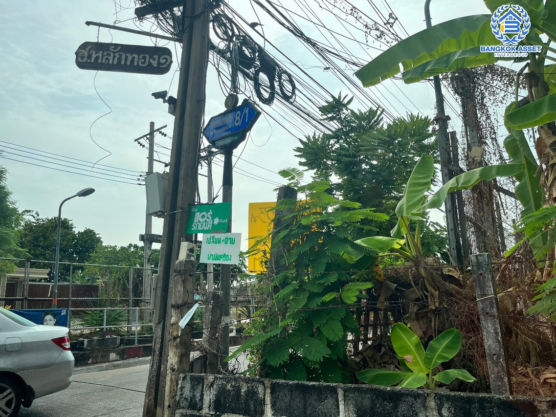 *****ที่ดินเปล่าทำเลนนทบุรี ใกล้เซ็นทรัล รัตนาธิเบศร์ ที่ดินเปล่า ซอยหลักทอง8/2 รัตนาธิเบศร์ เนื้อที่ขนาด 49 ตร.ว. (หน้ากว้าง 15 เมตร) เชื่อมต่อ ถนนรัตนาธิเบศร์ สร้างเป็นที่อยู่อาศัยก็ดี หรือจะลงทุนก็คุ้ม! เดินทางสะดวกสุดๆ ใกล้รถไฟฟ้าสายสีม่วง "สถานีแยกนนทบุรี 1" เพียง 10 นาทีเท่านั้น!!