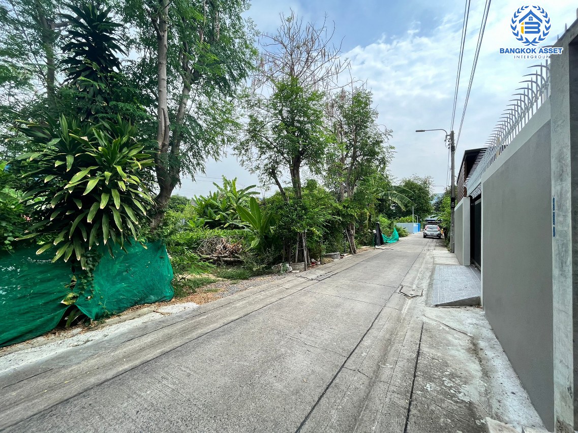 *****ที่ดินเปล่าทำเลนนทบุรี ใกล้เซ็นทรัล รัตนาธิเบศร์ ที่ดินเปล่า ซอยหลักทอง8/2 รัตนาธิเบศร์ เนื้อที่ขนาด 49 ตร.ว. (หน้ากว้าง 15 เมตร) เชื่อมต่อ ถนนรัตนาธิเบศร์ สร้างเป็นที่อยู่อาศัยก็ดี หรือจะลงทุนก็คุ้ม! เดินทางสะดวกสุดๆ ใกล้รถไฟฟ้าสายสีม่วง "สถานีแยกนนทบุรี 1" เพียง 10 นาทีเท่านั้น!!