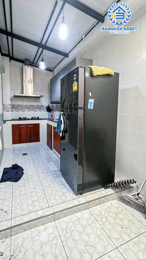 *****ทาวน์เฮ้าส์มือสองนนทบุรี โครงการ โกลเด้นทาวน์ วงศ์สว่าง-แคราย เนื้อที่ 17.6 ตร.ว. ฟังก์ชัน 3 ห้องนอน 2 ห้องน้ำ 1 ที่จอดรถ แถมฟรี! เครื่องปรับอากาศ, เครื่องทำน้ำอุ่น บนทำเลเดินทางสะดวก เชื่อมต่อถนนรัตนาธิเบศร์, ถนนติวานนท์, ถนนเลี่ยงเมืองนนทบุรี ใกล้ทางด่วน "งามวงศ์วาน" และรถไฟฟ้าสายสีม่วง "สถานีแยกนนทบุรี1"