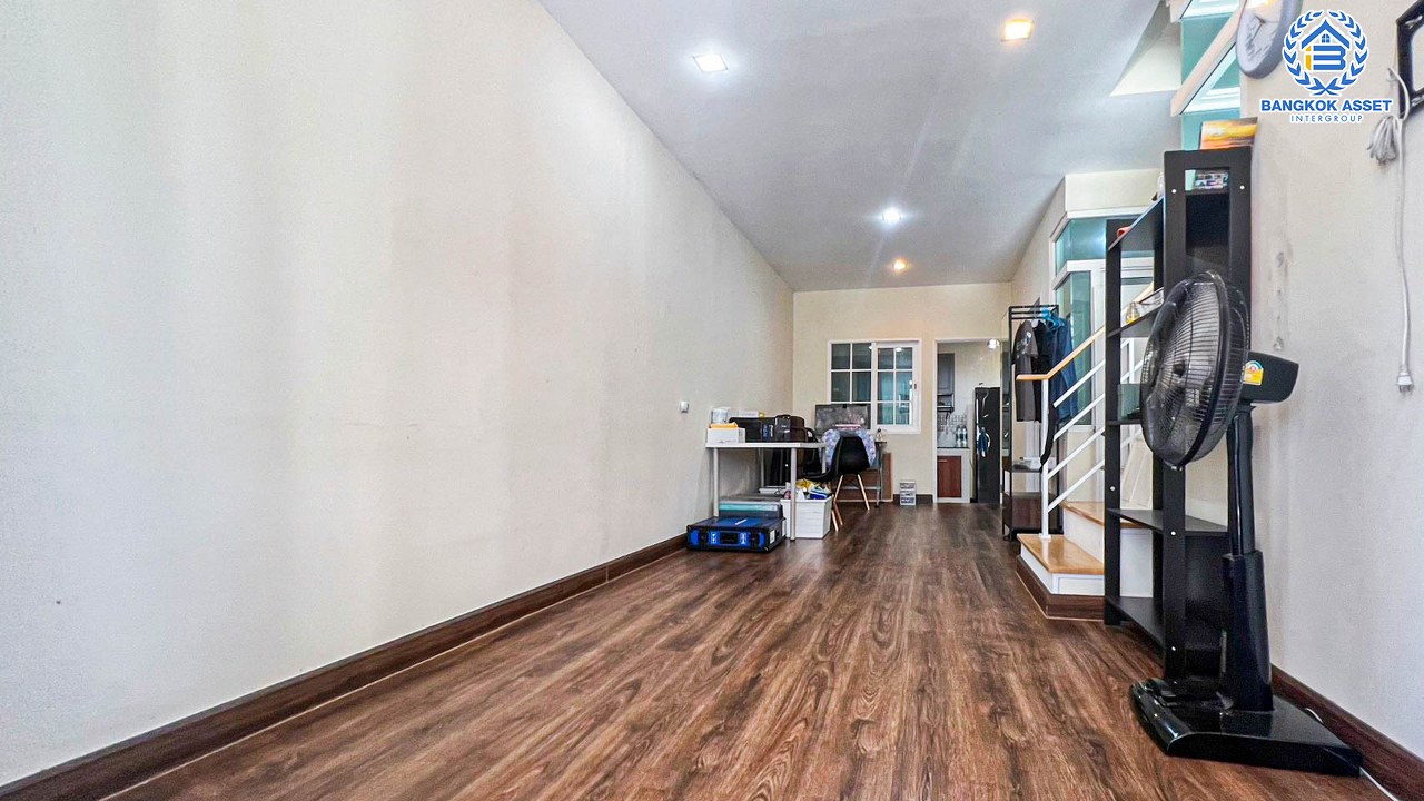 *****ทาวน์เฮ้าส์มือสองนนทบุรี โครงการ โกลเด้นทาวน์ วงศ์สว่าง-แคราย เนื้อที่ 17.6 ตร.ว. ฟังก์ชัน 3 ห้องนอน 2 ห้องน้ำ 1 ที่จอดรถ แถมฟรี! เครื่องปรับอากาศ, เครื่องทำน้ำอุ่น บนทำเลเดินทางสะดวก เชื่อมต่อถนนรัตนาธิเบศร์, ถนนติวานนท์, ถนนเลี่ยงเมืองนนทบุรี ใกล้ทางด่วน "งามวงศ์วาน" และรถไฟฟ้าสายสีม่วง "สถานีแยกนนทบุรี1"