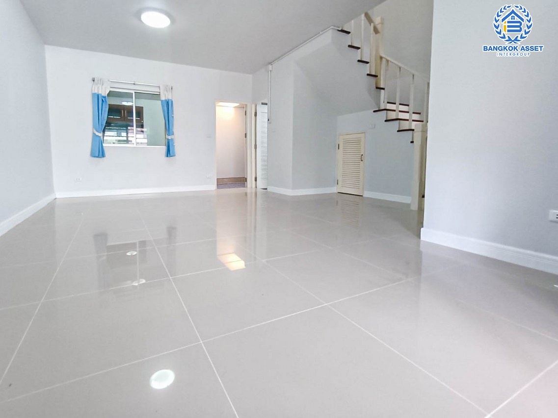 ทาวน์เฮ้าส์มือสองนนทบุรี โครงการ พฤกษาวิลล์11 นครอินทร์ เนื้อที่ 18 ตร.ว. ฟังก์ชัน 3 ห้องนอน 2 ห้องน้ำ 1 ที่จอดรถ รีโนเวทใหม่ทั้งหลัง แถมฟรี! 3 เครื่องปรับอากาศ 1 เครื่องทำน้ำอุ่น บนทำเลแห่งการเดินทาง ใกล้รถไฟฟ้าสายสีม่วง "สถานีแยกติวานนท์" และจุดขึ้นทางด่วน "พระราม 7"...