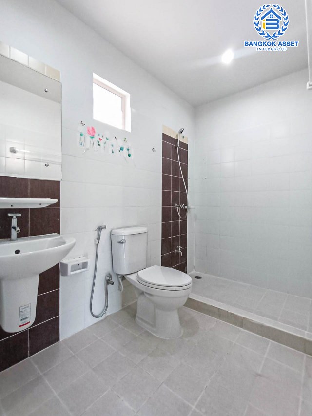 ทาวน์เฮ้าส์มือสองนนทบุรี โครงการ พฤกษาวิลล์11 นครอินทร์ เนื้อที่ 18 ตร.ว. ฟังก์ชัน 3 ห้องนอน 2 ห้องน้ำ 1 ที่จอดรถ รีโนเวทใหม่ทั้งหลัง แถมฟรี! 3 เครื่องปรับอากาศ 1 เครื่องทำน้ำอุ่น บนทำเลแห่งการเดินทาง ใกล้รถไฟฟ้าสายสีม่วง "สถานีแยกติวานนท์" และจุดขึ้นทางด่วน "พระราม 7"...