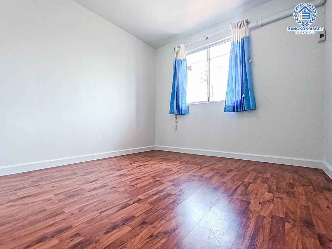 ทาวน์เฮ้าส์มือสองนนทบุรี โครงการ พฤกษาวิลล์11 นครอินทร์ เนื้อที่ 18 ตร.ว. ฟังก์ชัน 3 ห้องนอน 2 ห้องน้ำ 1 ที่จอดรถ รีโนเวทใหม่ทั้งหลัง แถมฟรี! 3 เครื่องปรับอากาศ 1 เครื่องทำน้ำอุ่น บนทำเลแห่งการเดินทาง ใกล้รถไฟฟ้าสายสีม่วง "สถานีแยกติวานนท์" และจุดขึ้นทางด่วน "พระราม 7"...