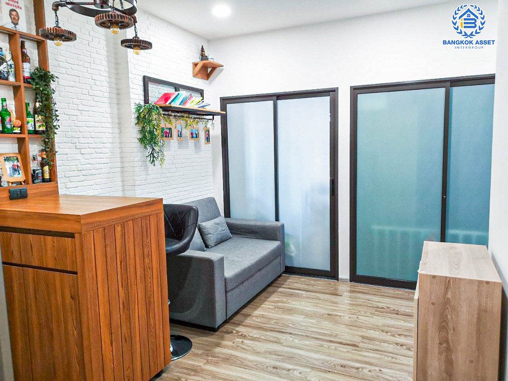 *****คอนโดมิเนียมมือสอง โครงการ ริชพาร์ค เทอมินอลแอทพหลโยธิน59 พื้นที่ใช้สอยกว้าง 34.18 ตร.ม. ฟังก์ชัน 1 ห้องนอน 1 ห้องน้ำ 1 ที่จอดรถ ตอบโจทย์ไลฟ์สไตล์คนเมืองอย่างแท้จริง โครงการตั้งบนทำเลศักยภาพ เชื่อมต่อถนนพหลโยธิน ใกล้รถไฟฟ้าสายสีเขียว "สถานีพหลโยธิน59" และจุดขึ้นทางด่วน "ฉลองรัช"