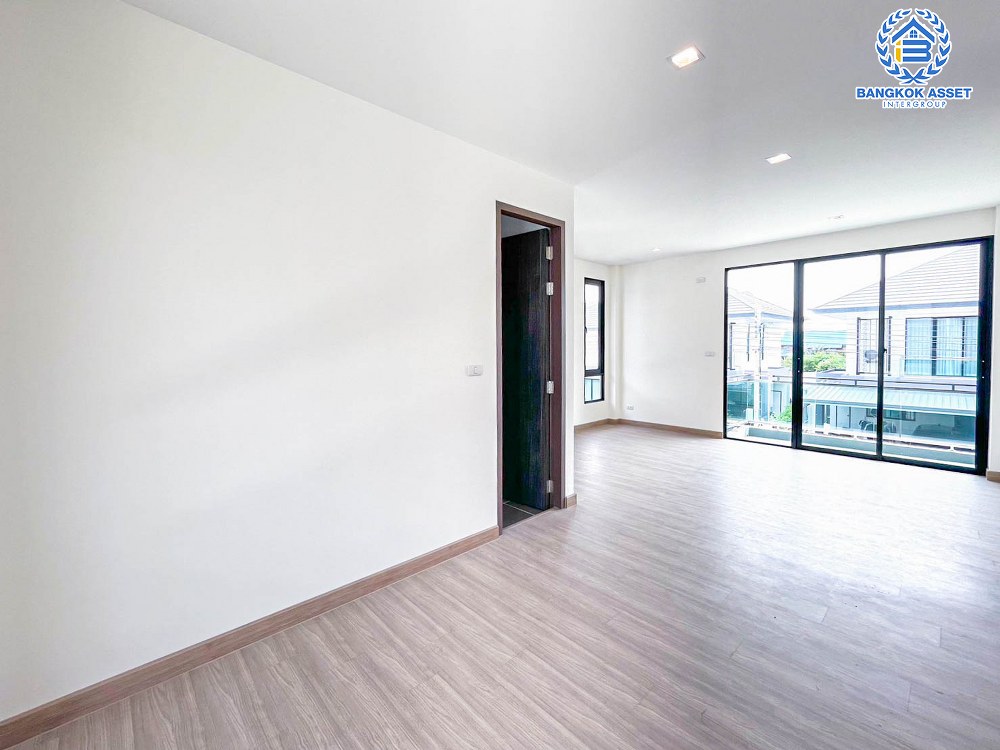 *****บ้านเดี่ยวมือสอง โครงการ สัมมากร ชัยพฤกษ์-แจ้งวัฒนะ เนื้อที่ 57.90 ตร.ว. ฟังก์ชัน 3 ห้องนอน 3 ห้องน้ำ 2 ที่จอดรถ บ้านใหม่ไม่เคยเข้าอยู่ ภายในสภาพดีเยี่ยม โครงการตั้งบนทำเลเดินทางสะดวก เชื่อมต่อถนนชัยพฤกษ์ ใกล้รถไฟฟ้าสายสีชมพู "สถานีปากเกร็ด"  และจุดขึ้นทางด่วน "แจ้งวัฒนะ"