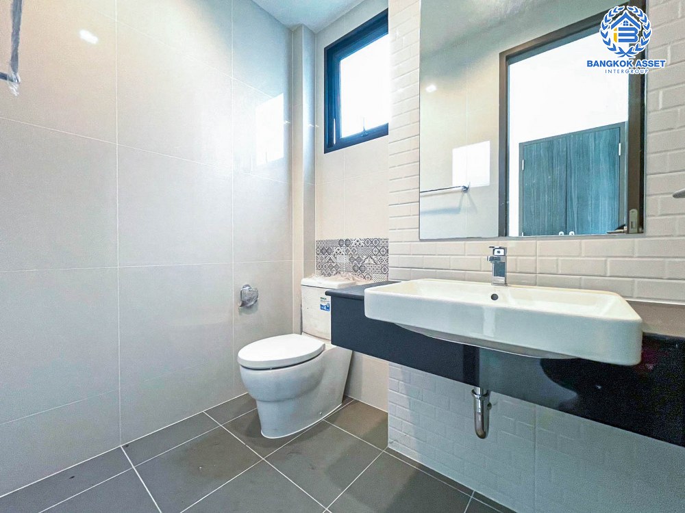 *****บ้านเดี่ยวมือสอง โครงการ สัมมากร ชัยพฤกษ์-แจ้งวัฒนะ เนื้อที่ 57.90 ตร.ว. ฟังก์ชัน 3 ห้องนอน 3 ห้องน้ำ 2 ที่จอดรถ บ้านใหม่ไม่เคยเข้าอยู่ ภายในสภาพดีเยี่ยม โครงการตั้งบนทำเลเดินทางสะดวก เชื่อมต่อถนนชัยพฤกษ์ ใกล้รถไฟฟ้าสายสีชมพู "สถานีปากเกร็ด"  และจุดขึ้นทางด่วน "แจ้งวัฒนะ"