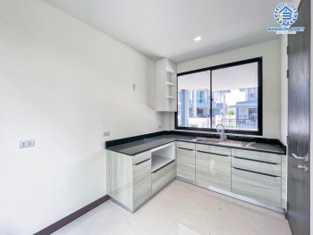 *****บ้านเดี่ยวมือสอง โครงการ สัมมากร ชัยพฤกษ์-แจ้งวัฒนะ เนื้อที่ 57.90 ตร.ว. ฟังก์ชัน 3 ห้องนอน 3 ห้องน้ำ 2 ที่จอดรถ บ้านใหม่ไม่เคยเข้าอยู่ ภายในสภาพดีเยี่ยม โครงการตั้งบนทำเลเดินทางสะดวก เชื่อมต่อถนนชัยพฤกษ์ ใกล้รถไฟฟ้าสายสีชมพู "สถานีปากเกร็ด"  และจุดขึ้นทางด่วน "แจ้งวัฒนะ"