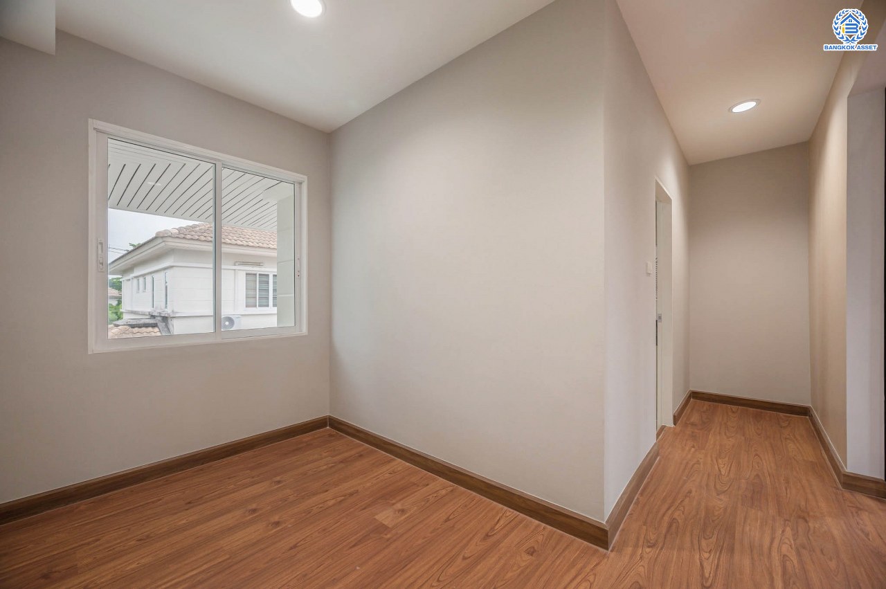 บ้านเดี่ยวมือสอง โครงการ เดอะวอเตอร์เฮ้าส์ กาญจนาฯ-บางบอน รองรับทุกความสุข เนื้อที่ 117.1 ตร.ว. ฟังก์ชัน 5 ห้องนอน 4 ห้องน้ำ 1 ห้องอเนกประสงค์ 1 ห้องแม่บ้าน จอดรถได้ 1 คัน บนทำเลใกล้รถไฟฟ้าสายสีน้ำเงิน "สถานีหลัก2" และจุดขึ้นทางด่วน "พระราม2" และ The Mall บางแค