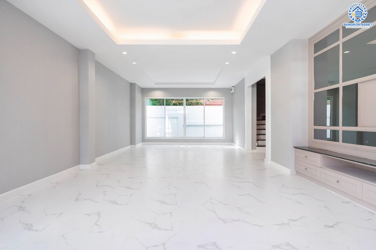 บ้านแฝดมือสองนนทุบรี โครงการ จรรยานิเวศน์ แจ้งวัฒนะ-ปากเกร็ด เนื้อที่กว้างถึง 47 ตร.ว. ฟังก์ชันจัดเต็ม 4 ห้องนอน 5 ห้องน้ำ 3 ที่จอดรถ บ้านสภาพดี บนทำเลโซนเมือง ใกล้รถไฟฟ้าสายสีชมพู "สถานีแจ้งวัฒนะ-ปากเกร็ด 28" ที่จะเปิดให้บริการในอนาคต และทางด่วน "ศรีรัช"