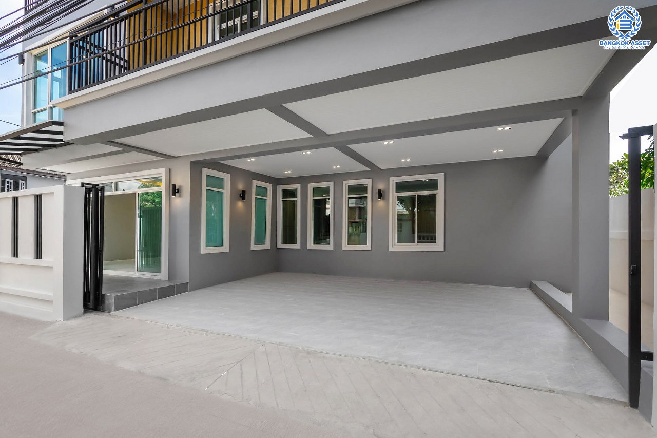 บ้านแฝดมือสองนนทุบรี โครงการ จรรยานิเวศน์ แจ้งวัฒนะ-ปากเกร็ด เนื้อที่กว้างถึง 47 ตร.ว. ฟังก์ชันจัดเต็ม 4 ห้องนอน 5 ห้องน้ำ 3 ที่จอดรถ บ้านสภาพดี บนทำเลโซนเมือง ใกล้รถไฟฟ้าสายสีชมพู "สถานีแจ้งวัฒนะ-ปากเกร็ด 28" ที่จะเปิดให้บริการในอนาคต และทางด่วน "ศรีรัช"