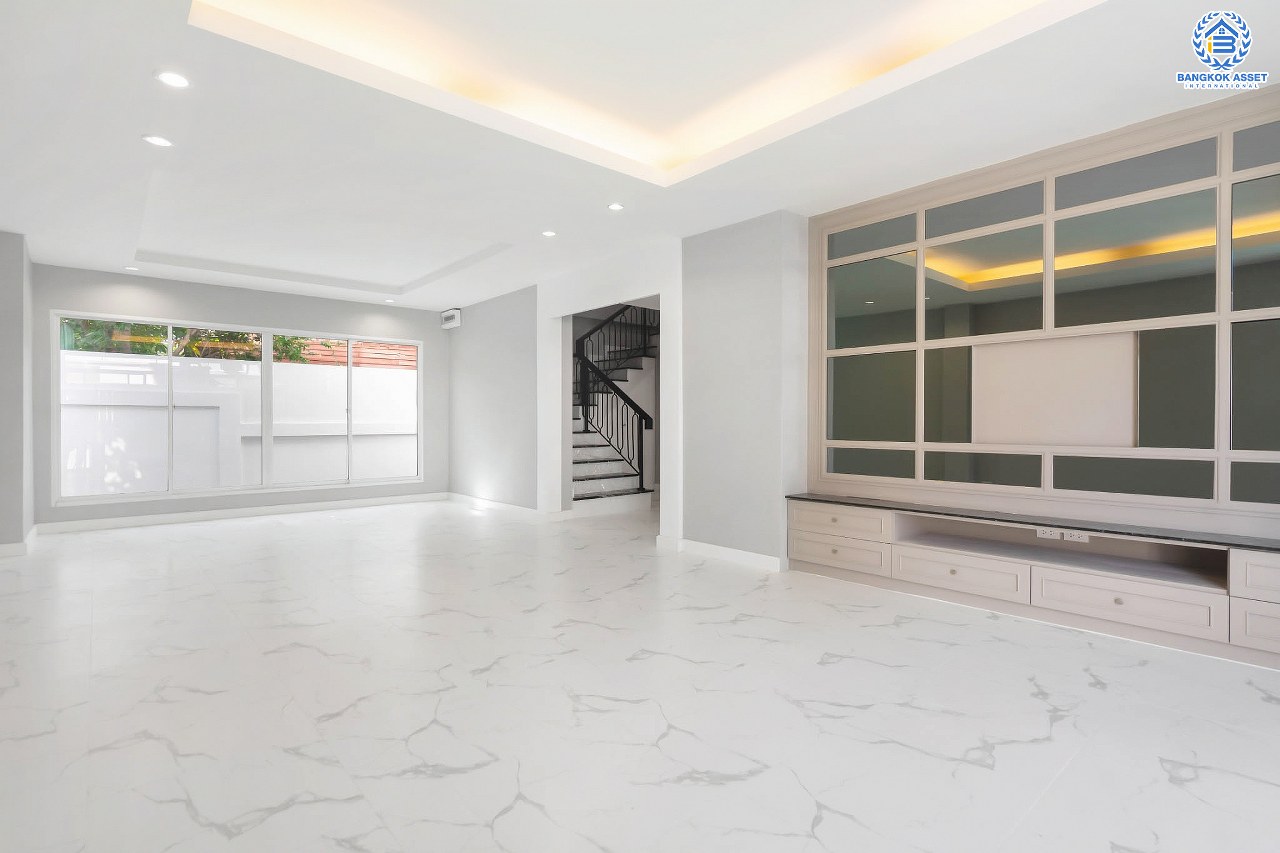 บ้านแฝดมือสองนนทุบรี โครงการ จรรยานิเวศน์ แจ้งวัฒนะ-ปากเกร็ด เนื้อที่กว้างถึง 47 ตร.ว. ฟังก์ชันจัดเต็ม 4 ห้องนอน 5 ห้องน้ำ 3 ที่จอดรถ บ้านสภาพดี บนทำเลโซนเมือง ใกล้รถไฟฟ้าสายสีชมพู "สถานีแจ้งวัฒนะ-ปากเกร็ด 28" ที่จะเปิดให้บริการในอนาคต และทางด่วน "ศรีรัช"