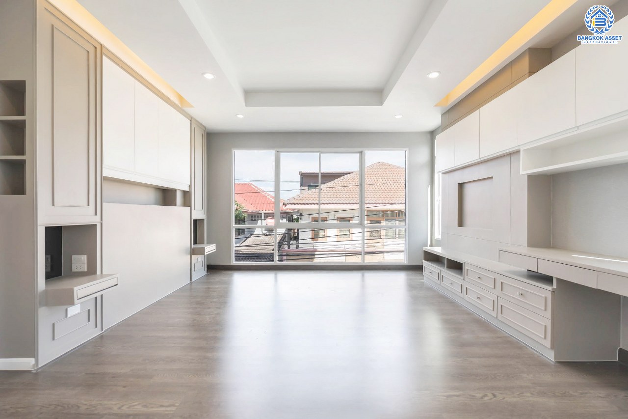 บ้านแฝดมือสองนนทุบรี โครงการ จรรยานิเวศน์ แจ้งวัฒนะ-ปากเกร็ด เนื้อที่กว้างถึง 47 ตร.ว. ฟังก์ชันจัดเต็ม 4 ห้องนอน 5 ห้องน้ำ 3 ที่จอดรถ บ้านสภาพดี บนทำเลโซนเมือง ใกล้รถไฟฟ้าสายสีชมพู "สถานีแจ้งวัฒนะ-ปากเกร็ด 28" ที่จะเปิดให้บริการในอนาคต และทางด่วน "ศรีรัช"