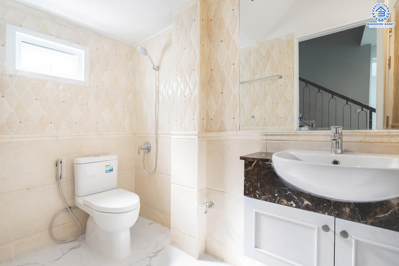 บ้านแฝดมือสองนนทุบรี โครงการ จรรยานิเวศน์ แจ้งวัฒนะ-ปากเกร็ด เนื้อที่กว้างถึง 47 ตร.ว. ฟังก์ชันจัดเต็ม 4 ห้องนอน 5 ห้องน้ำ 3 ที่จอดรถ บ้านสภาพดี บนทำเลโซนเมือง ใกล้รถไฟฟ้าสายสีชมพู "สถานีแจ้งวัฒนะ-ปากเกร็ด 28" ที่จะเปิดให้บริการในอนาคต และทางด่วน "ศรีรัช"