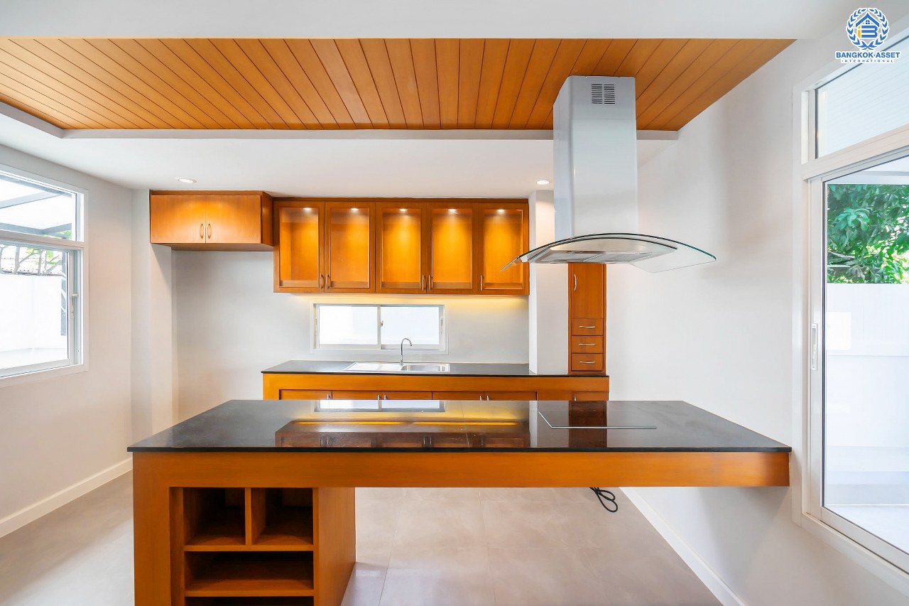 บ้านแฝดมือสองนนทุบรี โครงการ จรรยานิเวศน์ แจ้งวัฒนะ-ปากเกร็ด เนื้อที่กว้างถึง 47 ตร.ว. ฟังก์ชันจัดเต็ม 4 ห้องนอน 5 ห้องน้ำ 3 ที่จอดรถ บ้านสภาพดี บนทำเลโซนเมือง ใกล้รถไฟฟ้าสายสีชมพู "สถานีแจ้งวัฒนะ-ปากเกร็ด 28" ที่จะเปิดให้บริการในอนาคต และทางด่วน "ศรีรัช"