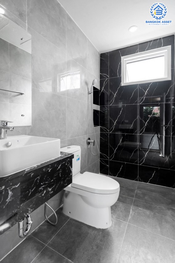 บ้านแฝดมือสองนนทุบรี โครงการ จรรยานิเวศน์ แจ้งวัฒนะ-ปากเกร็ด เนื้อที่กว้างถึง 47 ตร.ว. ฟังก์ชันจัดเต็ม 4 ห้องนอน 5 ห้องน้ำ 3 ที่จอดรถ บ้านสภาพดี บนทำเลโซนเมือง ใกล้รถไฟฟ้าสายสีชมพู "สถานีแจ้งวัฒนะ-ปากเกร็ด 28" ที่จะเปิดให้บริการในอนาคต และทางด่วน "ศรีรัช"