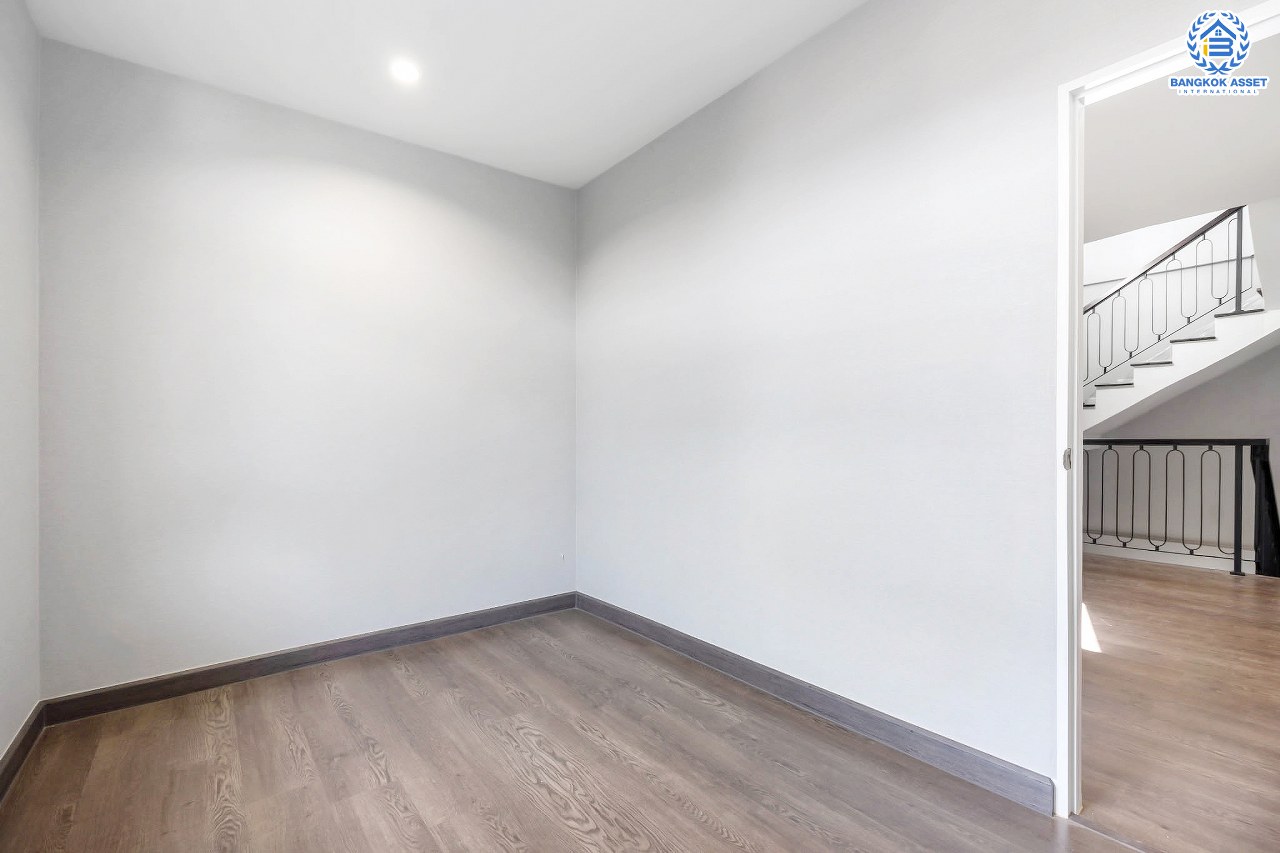 บ้านแฝดมือสองนนทุบรี โครงการ จรรยานิเวศน์ แจ้งวัฒนะ-ปากเกร็ด เนื้อที่กว้างถึง 47 ตร.ว. ฟังก์ชันจัดเต็ม 4 ห้องนอน 5 ห้องน้ำ 3 ที่จอดรถ บ้านสภาพดี บนทำเลโซนเมือง ใกล้รถไฟฟ้าสายสีชมพู "สถานีแจ้งวัฒนะ-ปากเกร็ด 28" ที่จะเปิดให้บริการในอนาคต และทางด่วน "ศรีรัช"