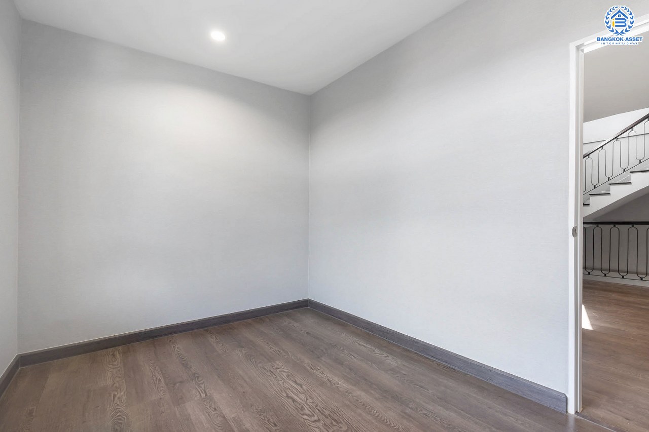 บ้านแฝดมือสองนนทุบรี โครงการ จรรยานิเวศน์ แจ้งวัฒนะ-ปากเกร็ด เนื้อที่กว้างถึง 47 ตร.ว. ฟังก์ชันจัดเต็ม 4 ห้องนอน 5 ห้องน้ำ 3 ที่จอดรถ บ้านสภาพดี บนทำเลโซนเมือง ใกล้รถไฟฟ้าสายสีชมพู "สถานีแจ้งวัฒนะ-ปากเกร็ด 28" ที่จะเปิดให้บริการในอนาคต และทางด่วน "ศรีรัช"