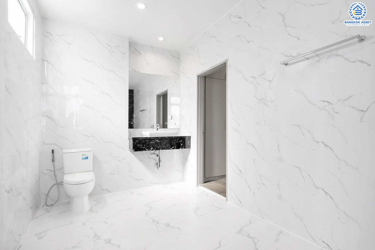 บ้านแฝดมือสองนนทุบรี โครงการ จรรยานิเวศน์ แจ้งวัฒนะ-ปากเกร็ด เนื้อที่กว้างถึง 47 ตร.ว. ฟังก์ชันจัดเต็ม 4 ห้องนอน 5 ห้องน้ำ 3 ที่จอดรถ บ้านสภาพดี บนทำเลโซนเมือง ใกล้รถไฟฟ้าสายสีชมพู "สถานีแจ้งวัฒนะ-ปากเกร็ด 28" ที่จะเปิดให้บริการในอนาคต และทางด่วน "ศรีรัช"